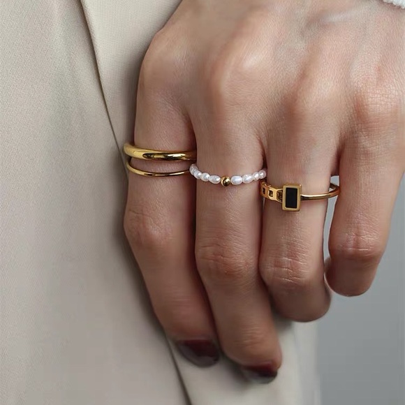 Black enamel ring, enamel ring, gold ring for women, stacking ring gold - Picture 4 of 6